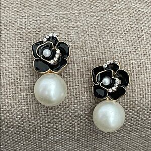 ✨🎉🎉🖤Black Enamel Camilla Flower Pearl Drop Earrings🖤✨NEW